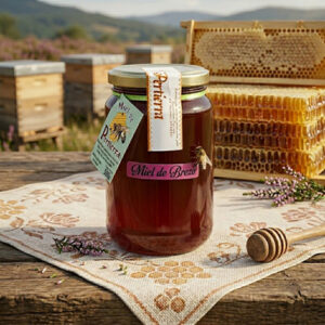 Miel de Brezo de Pertierra - Envase Cristal, presentación sombre mesa con panales de fondo y abeja