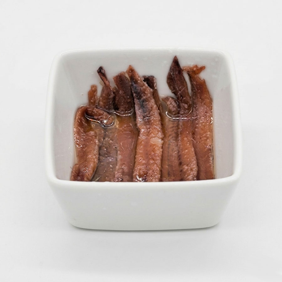 Filetes de Anchoa 'Selección Premium' en Aceite de Oliva - Conservas Catalina (110 g), presentación en cuenco cuadrado de barro blanco