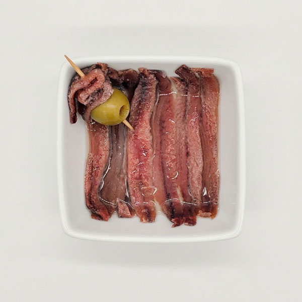 Filetes Anchoa en aceite de Oliva La Reina del Cantábrico, vista aérea con aceituna y palillo