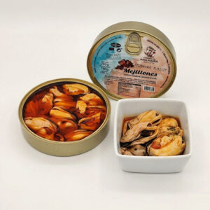 Mejillones fritos en escabeche Conservas Ana María, composición lata cerrada, lata abierta, cuenco cuadrado con mejillones