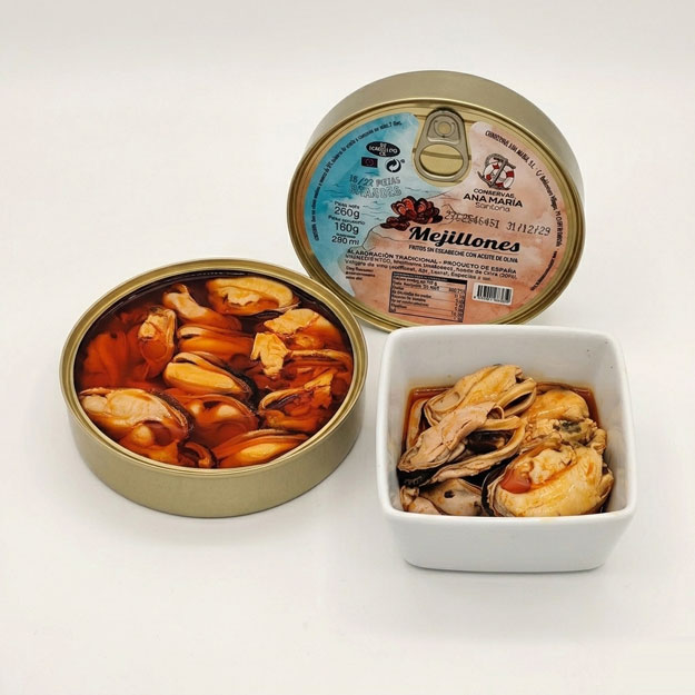 Mejillones fritos en escabeche Conservas Ana María, composición lata cerrada, lata abierta, cuenco cuadrado con mejillones