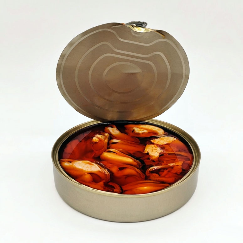Mejillones fritos en escabeche Conservas Ana María, vista frontal lata abierta con tapa