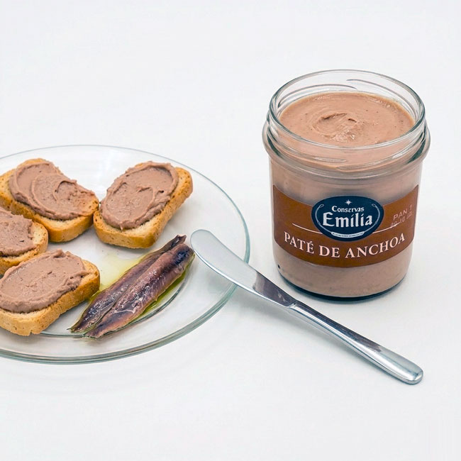Paté de Anchoa Conservas Emilia, presentación con tostas untadas